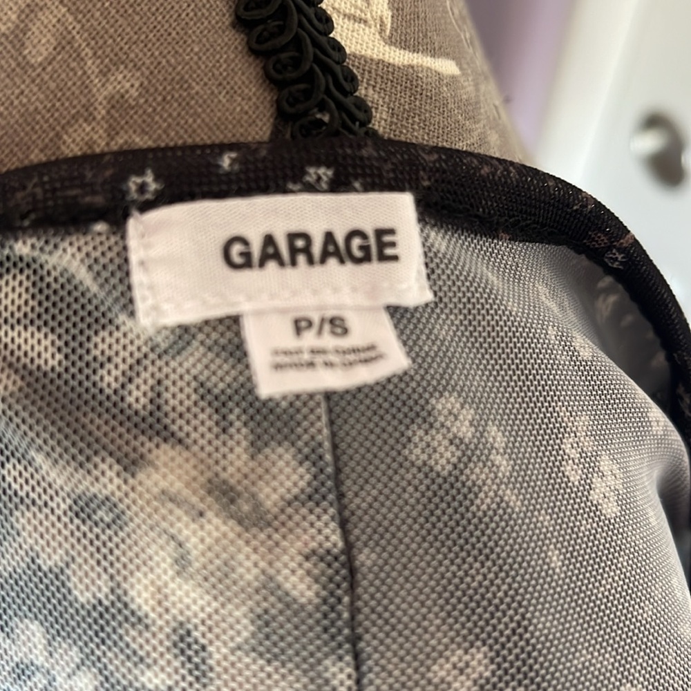 Floral Mesh Patterned Top - Picture 3 of 4